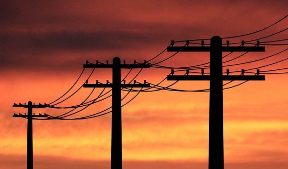 Postes de energia ao pôr do sol